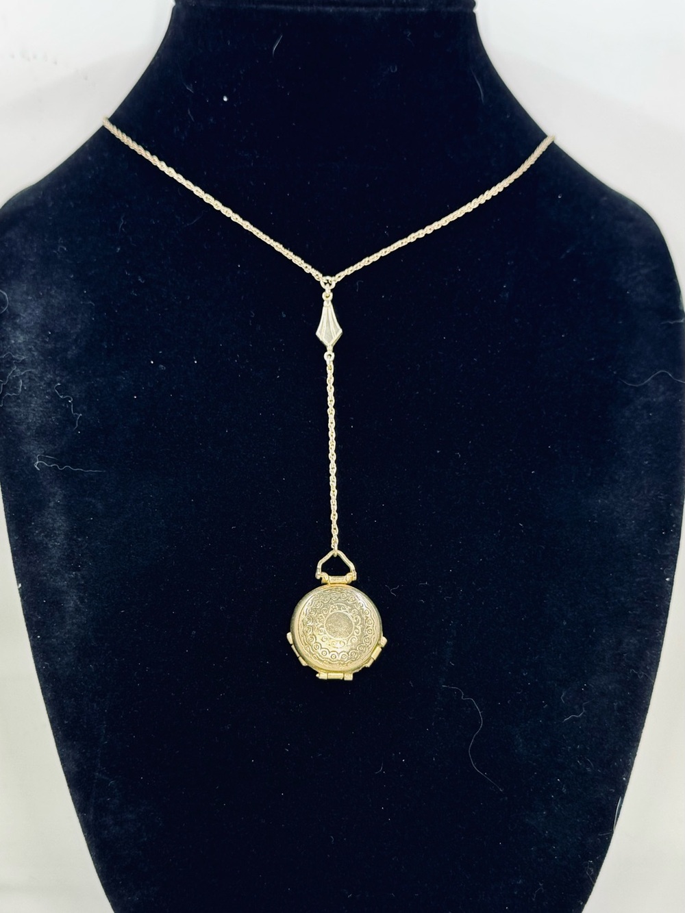 1928 Vintage Gold-Tone Etched Filigree 4-Picture Drop Locket Pendant Necklace